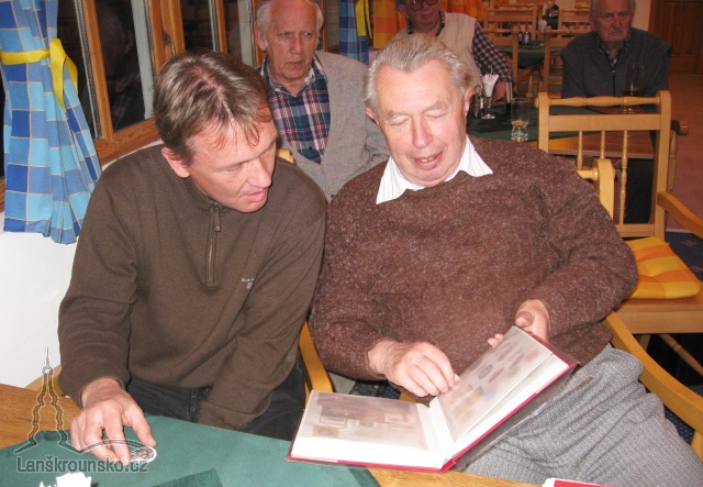 08 - Z Czendlik a Karel Uhlir diskutuji o znamkach.jpg